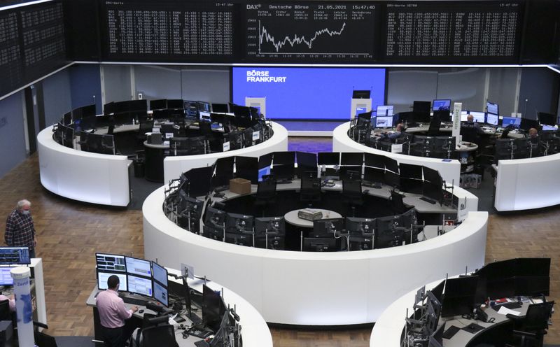 &copy; Reuters. متعاملون أثناء التداول في بورصة فرانكفورت الألمانية يوم 25 مايو أيار 2021. صورة لرويترز.