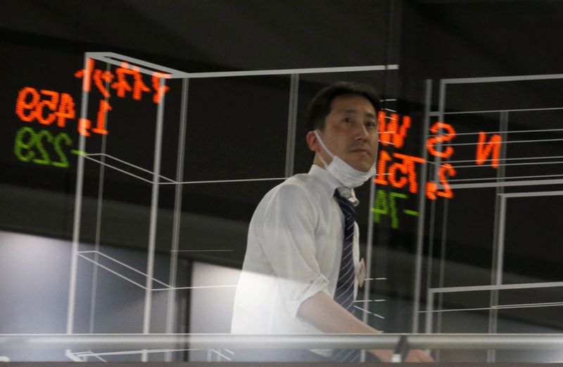 Borsa Tokyo, in calo su prese profitto, timori pandemia