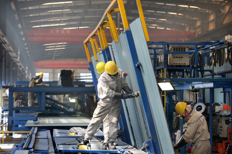 &copy; Reuters. Trabajadores en una fábrica de un parque industrial de construcción naval en un puerto en la ciudad de Qidong de Nantong, provincia de Jiangsu, China 16 de marzo de 2020. REUTERS/China Daily