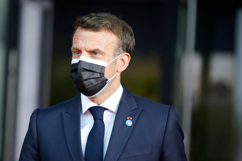 &copy; Reuters. Emmanuel Macron a estimé jeudi que la France avait "un rôle, une histoire et une responsabilité politique" à l'égard du Rwanda mais qu'elle n'avait pas été complice du génocide de 1994, pour lesquel il a cependant demandé le pardon des Rwandais. 
