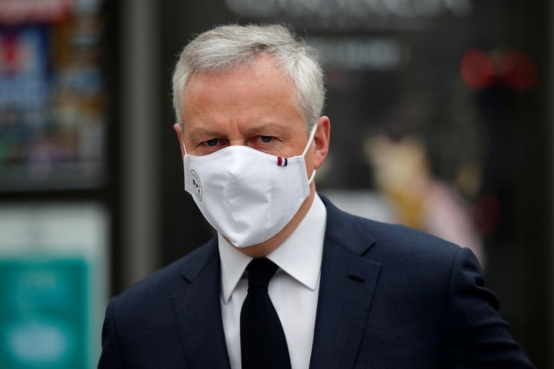 &copy; Reuters. El ministro francés de Economía y Finanzas, Bruno Le Maire, visita una cafetería durante los preparativos para la reapertura de restaurantes y bares en París, como parte de la flexibilización de las restricciones de cierre del país en medio del brot