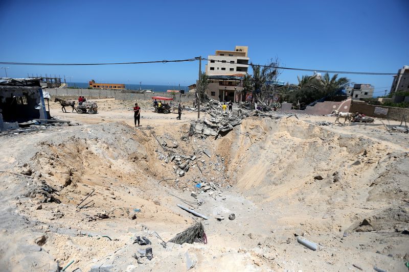 &copy; Reuters. El lugar de un ataque aéreo israelí llevado a cabo durante los recientes combates entre israelíes y palestinos, en el norte de la Franja de Gaza, 24 de mayo de 2021. REUTERS/Ibraheem Abu Mustafa