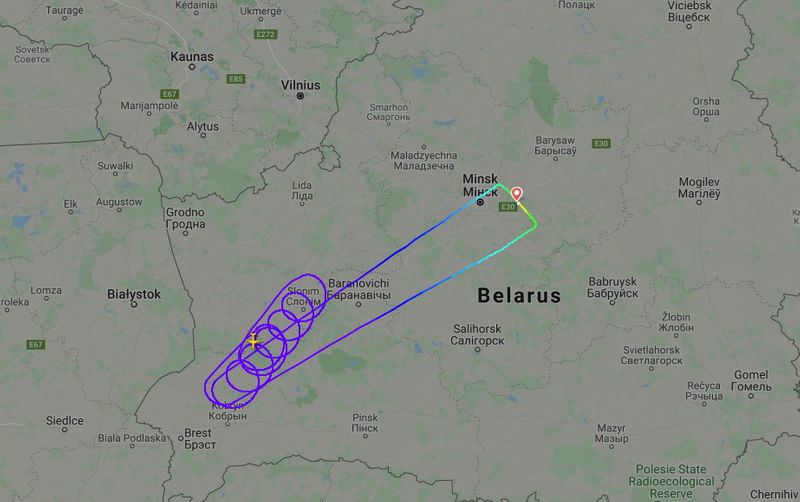 &copy; Reuters. Una imagen fija tomada de un gráfico animado muestra la trayectoria del vuelo 2869 de Belavia de Minsk a Barcelona volando en círculos cerca de la frontera polaca antes de regresar a Minsk debido a la prohibición de los aviones de Belavia sobre el espa