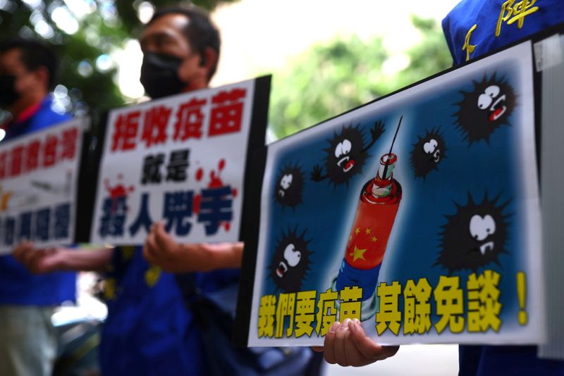 &copy; Reuters. Pessoas pedem que governo de Taiwan autorize o uso de vacinas da China contra a Covid-19
24/05/2021
REUTERS/Ann Wang