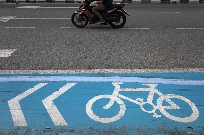 &copy; Reuters. A bicycle lane is seen on a road, amid the coronavirus disease (COVID-19) outbreak in Kuala Lumpur, Malaysia August 4, 2020. REUTERS/Lim Huey Teng