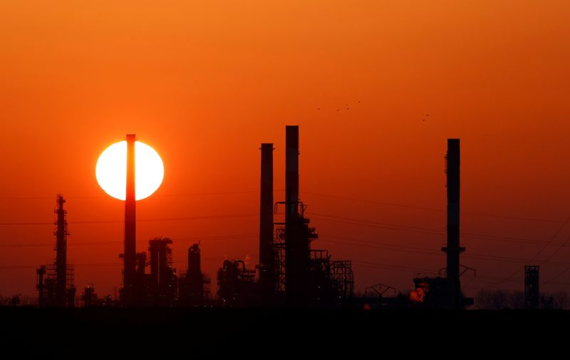 &copy; Reuters. FOTO DE ARCHIVO: Una puesta de sol vista a través de las chimeneas de la refinería de Total Grandpuits cerca de París