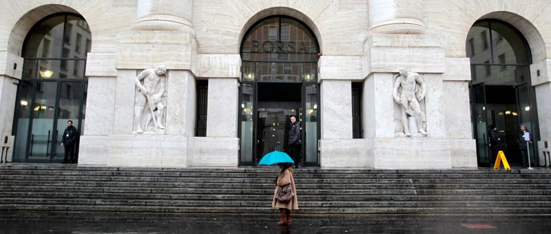 &copy; Reuters. Una donna con un ombrello davanti l'ingresso della Borsa di Milano.  REUTERS/Alessandro Garofalo 