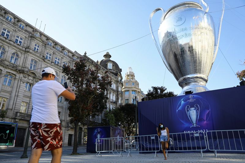 &copy; Reuters. Pessoas tiram fotos de modelo inflável de taça da Champions no Porto, em Portugal
26/05/2021
REUTERS/Violeta Santos Moura