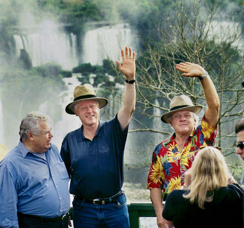 © Reuters. Jaime Lerner, com ex-presidente dos EUA Bill Clinton, em Foz do Iguaçu, e o ator Anthony Hopkins
 29/8/2001 REUTERS