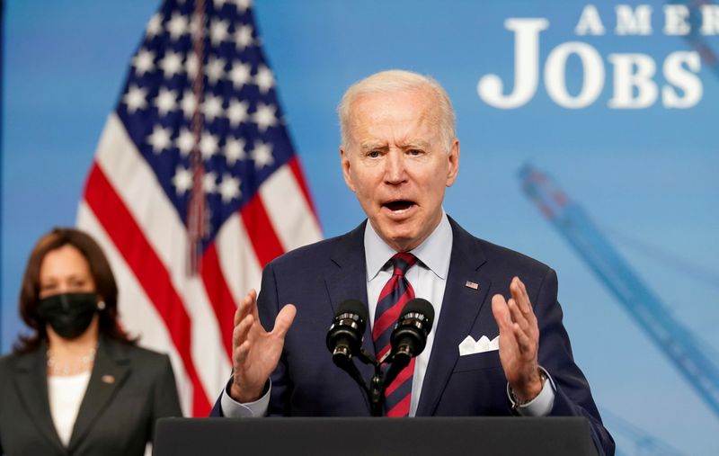 &copy; Reuters. O presidente dos EUA, Joe Biden, fala sobre empregos e a economia na Casa Branca em Washington, EUA, 7 de abril de 2021. REUTERS/Kevin Lamarque