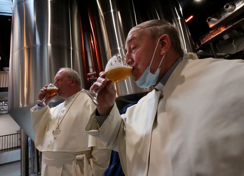 &copy; Reuters. El abad Erik De Sutter y el padre Stefaan Verstraeten prueban la cerveza después de bendecir los tanques en la abadía belga de Grimbergen, que vuelve a producir cerveza después de una pausa de más de 200 años con una nueva fábrica artesanal en Grimb
