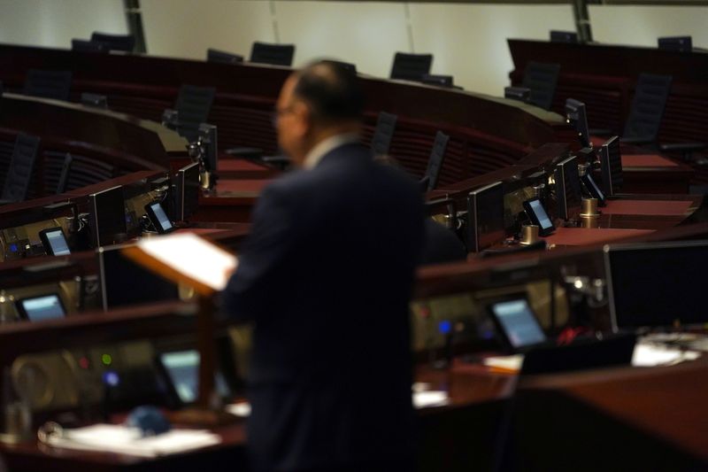 &copy; Reuters. Le parlement de Hong Kong a approuvé jeudi la plus importante réforme du système politique local depuis la rétrocession à la Chine de l'ancienne colonie britannique, une mesure qui renforce l'emprise de Pékin sur la région administrative spéciale 