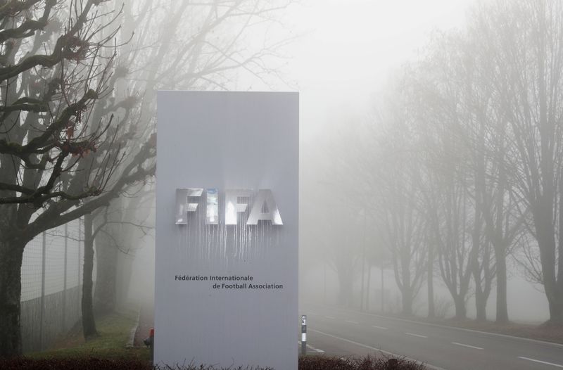 &copy; Reuters. FOTO DE ARCHIVO-El logotipo de la FIFA, delante de su sede durante un día de otoño con niebla en Zúrich, Suiza. 18 de noviembre de 2020. REUTERS/Arnd Wiegmann