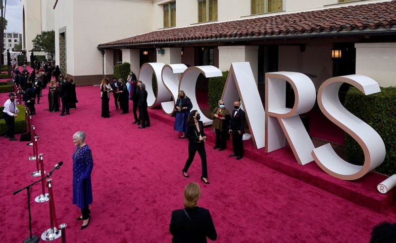 &copy; Reuters. Glenn Close durante entrevista no tapete vermelho do Oscars 2021, em Los Angeles, Califórnia, EUA
25/04/2021 Chris Pizzello/Pool via REUTERS/Arquivo