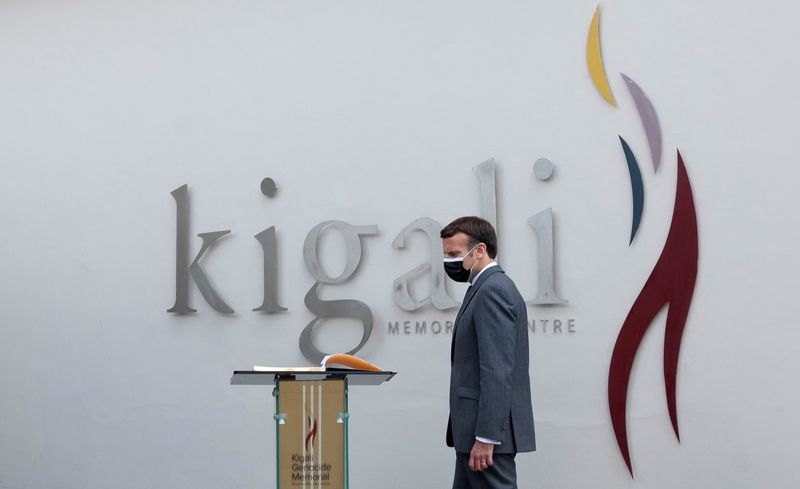 &copy; Reuters. Presidente francês, Emmanuel Macron, visita memorial de Gisozi, em Kigali, Ruanda
27/05/2021
REUTERS/Jean Bizimana