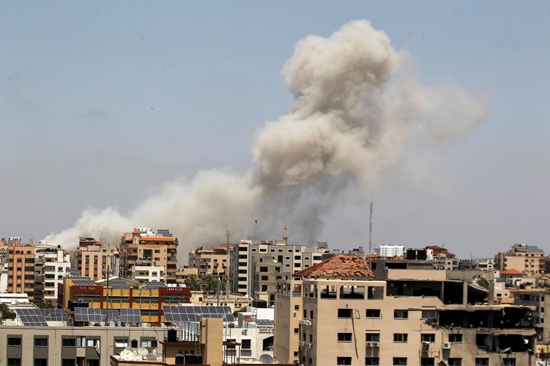 &copy; Reuters. الدخان يتصاعد جراء ضربة جوية إسرائيلية في مدينة غزة يوم 20 مايو ايار 2021. تصوير: أحمد جاد الله - رويترز. 
