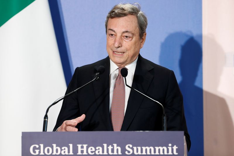 &copy; Reuters. FILE PHOTO: Italian Prime Minister Mario Draghi speaks during a news conference at a virtual G20 summit on the global health crisis, at Villa Pamphilj in Rome, Italy, May 21, 2021. REUTERS/Remo Casilli/Pool