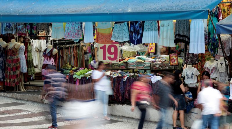 &copy; Reuters. Pessoas passam em frente a uma loja em rua comercial do centro de São Paulo
04/12/2014
REUTERS/Paulo Whitaker