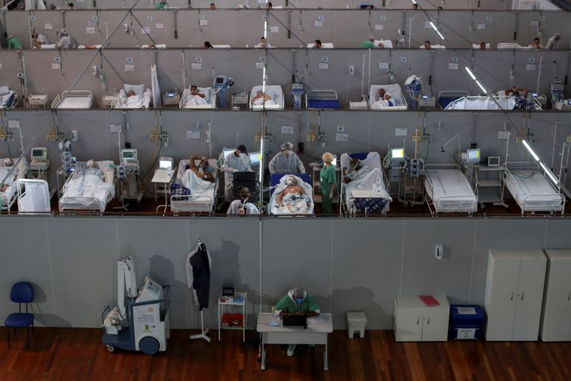 &copy; Reuters. Trabalhadores da área de saúde atendem pacientes portadores da Covid-19 em hospital de campanha instalado no Estado de São Paulo. 07/04/2021. REUTERS/Amanda Perobelli. 
