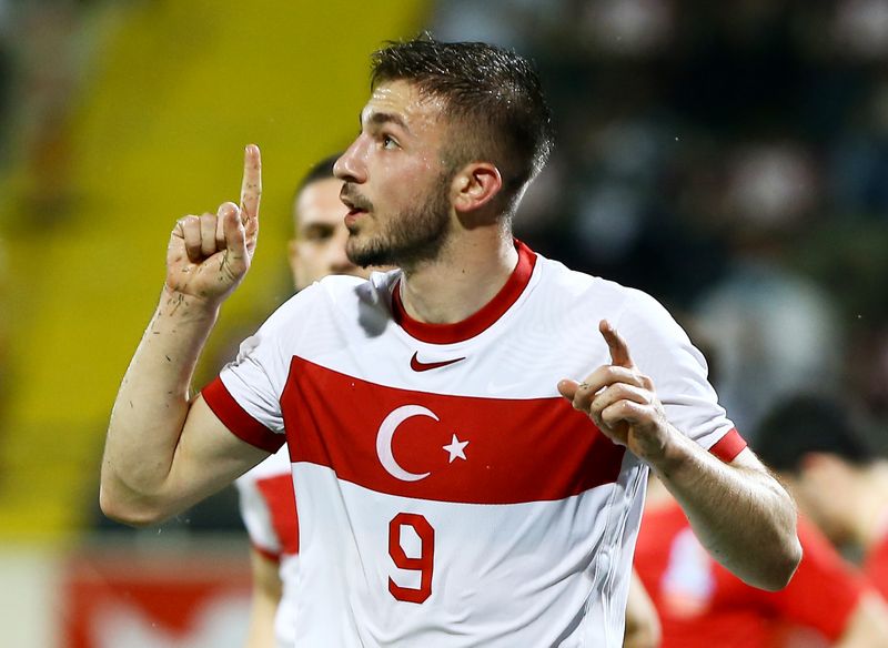 &copy; Reuters. التركي خليل درويش أوغلو يحتفل باحراز هدف في شباك أذربيجان خلال مباراة ودية يوم الخميس. تصوير رويترز.