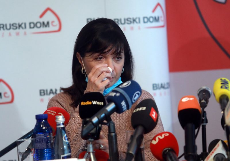 &copy; Reuters. والدة الصحفي رومان بروتاسيفيتش خلال مؤتمر صحفي في وارسو يوم الخميس. صورة لرويترز.