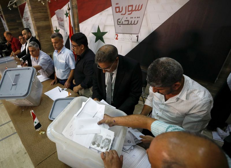 &copy; Reuters. جانب من عملية فرز الأصوات في الانتخابات الرئاسية السورية في دمشق يوم الخميس. تصوير: عمر صناديقي - رويترز. 