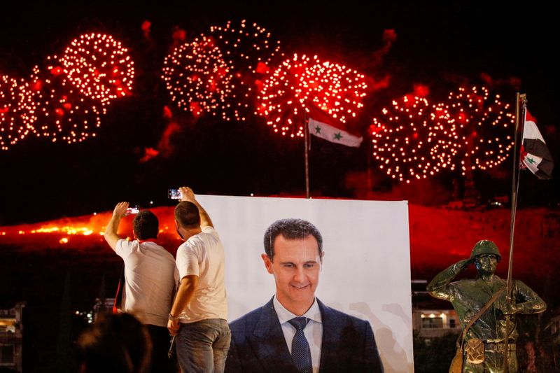 &copy; Reuters. Apoiadores de Bashar al-Assad celebram vitória eleitoral em Damasco
 27/5/2021   REUTERS/Omar Sanadiki