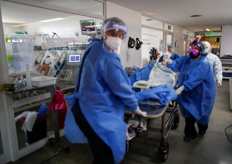 &copy; Reuters. Paciente com Covid em hospital de Buenos Aires
 16/4/2021   REUTERS/Agustin Marcarian