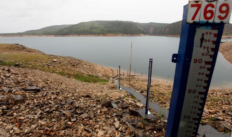 © Reuters. Instrumento para medição do nível d'água na barragem da usina hidrelétrica de Furnas, em São José da Barra (MG) 
14/01/2013
REUTERS/Paulo Whitaker 