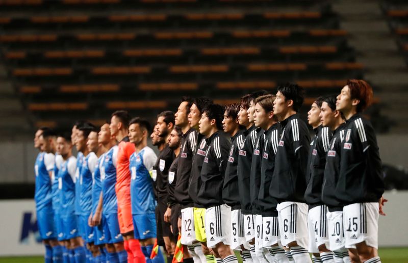 &copy; Reuters. 　国際サッカー連盟は２７日、最新の世界ランキングを発表し、日本（写真手前）は前回と同じく２８位でアジア最上位だった。千葉で３月撮影（２０２１年　ロイター/Issei Kato）