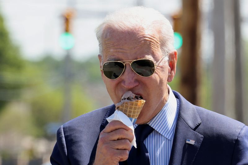 © Reuters. U.S. President Joe Biden eats an ice-cream during a visit to Cleveland, Ohio, U.S., May 27, 2021. REUTERS/Evelyn Hockstein 