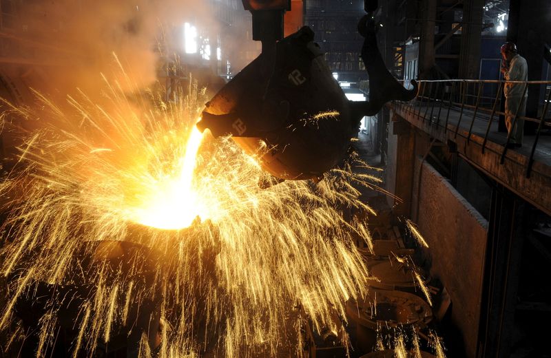 &copy; Reuters. FILE PHOTO: An employee monitors molten iron being poured into a container at a steel plant in Hefei, Anhui province September 9, 2013.  REUTERS/Stringer
