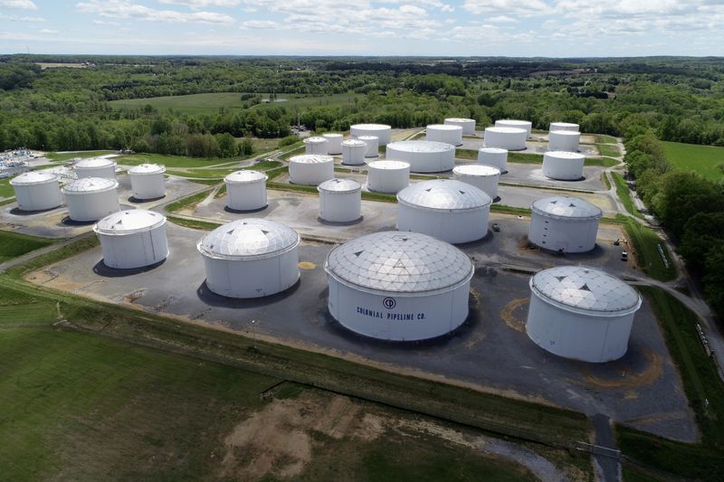 © Reuters. FILE PHOTO: Holding tanks are seen in an aerial photograph at Colonial Pipeline's Dorsey Junction Station in Woodbine, Maryland, U.S. May 10, 2021. REUTERS/Drone Base