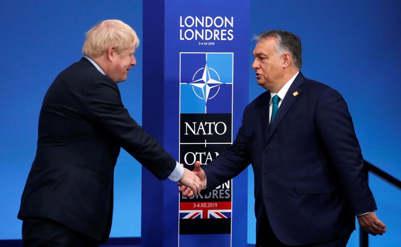 &copy; Reuters. رئيس وزراء المجر فيكتور أوربان (إلى اليمين) يصافح نظيره البريطاني بوريس جونسون في صورة من أرشيف رويترز.