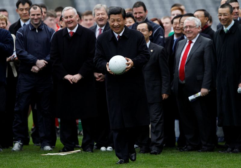 &copy; Reuters. الرئيس الصيني شي جين بينغ يمسك بكرة قدم في صورة من أرشيف رويترز.