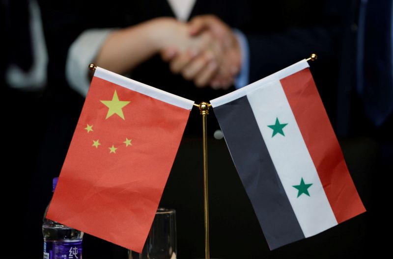 &copy; Reuters. العلمان الصيني (إلى اليسار) والسوري في صورة من أرشيف رويترز.
