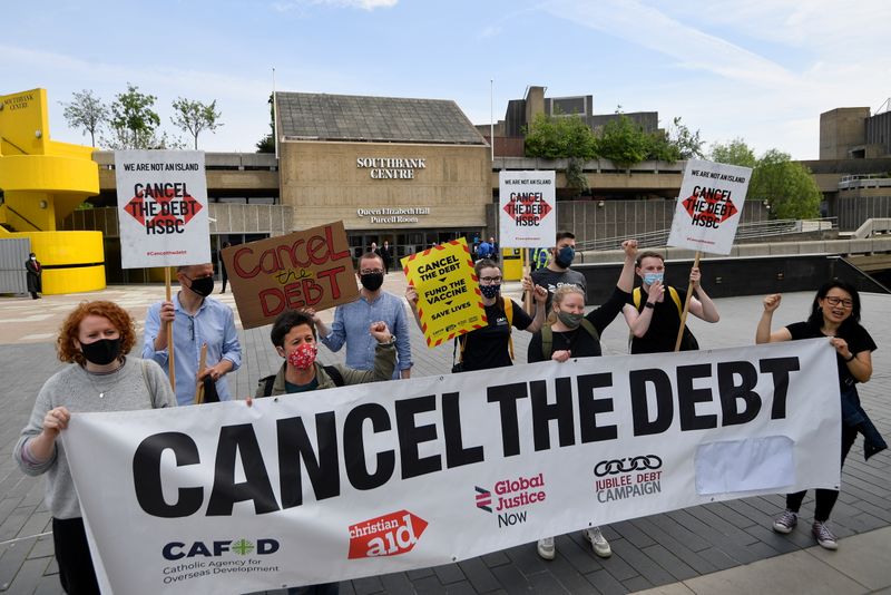 © Reuters. Activists from Global Justice Now demonstrate outside the venue for the HSBC annual general meeting in Southbank, London, Britain May 28, 2021. REUTERS/Toby Melville