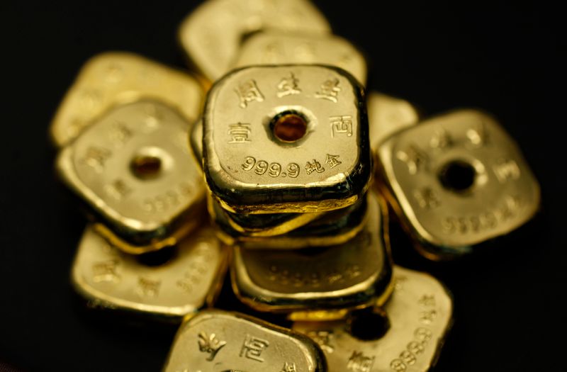 &copy; Reuters. One-tael gold cubes (1.13 ounces or 38 grams) are seen at a jewellery store in Hong Kong in this August 11, 2011 illustration photo. Disappointing economic data and faster-than-expected credit rating downgrade of the U.S. government could lift gold prices