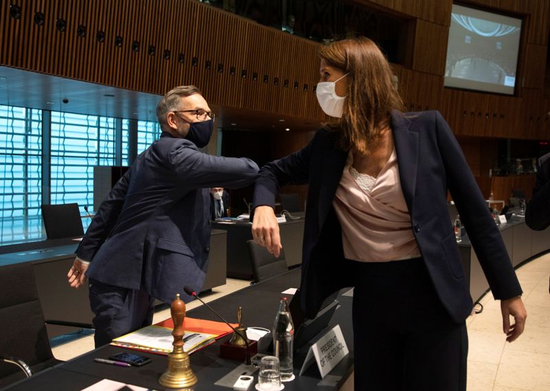 &copy; Reuters. وزيرة الخارجية البلجيكية صوفي فيلمس تتبادل التحية في اجتماع في المجلس الأوروبي في بروكسل. صورة من أرشيف رويترز.