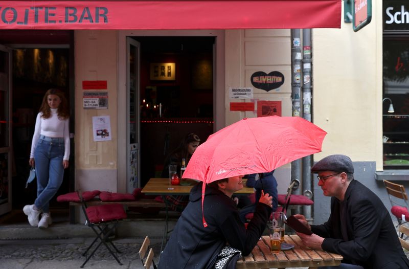 &copy; Reuters. Bar Revolte, em Berlim, May 21, 2021. REUTERS/Christian Mang