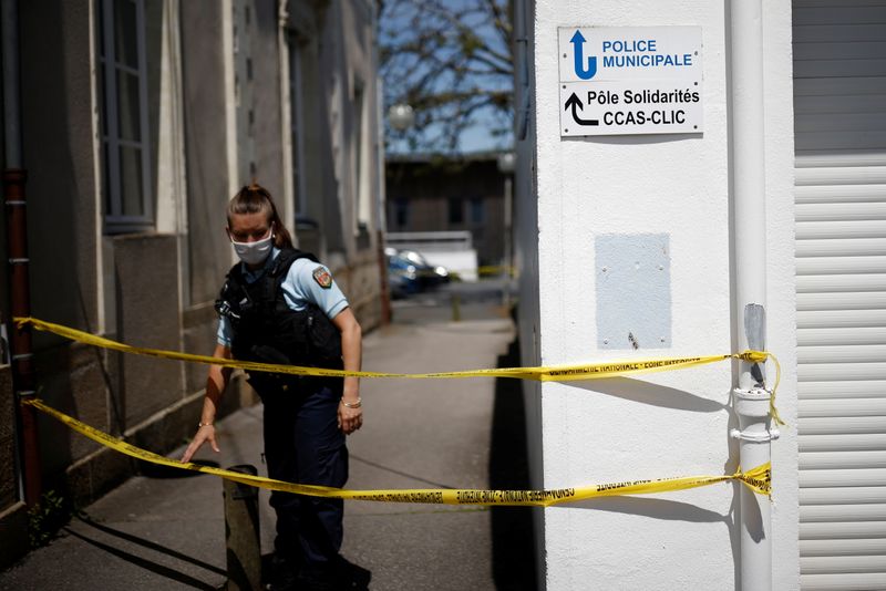 &copy; Reuters. Une policière municipale de La Chapelle-sur-Erdre (Loire-Atlantique), près de Nantes, a été grièvement blessée vendredi dans une attaque au couteau et le suspect, qui avait pris la fuite, est décédé après avoir été blessé dans une fusillade l