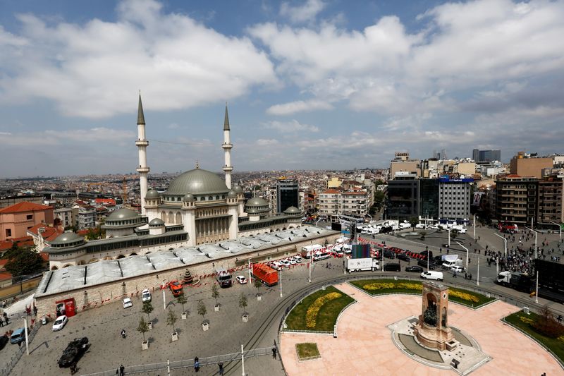 &copy; Reuters. مسجد تقسيم الذي تم إنشاؤه حديثا في وسط إسطنبول يوم الجمعة. تصوير: ديلارا سنكايا - رويترز.