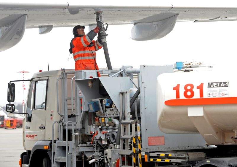 &copy; Reuters. FILE PHOTO: A worker fills an Airbus jet with aviation fuel at Fuhlsbuettel airport in Hamburg, March 14, 2012.  REUTERS/Fabian Bimmer