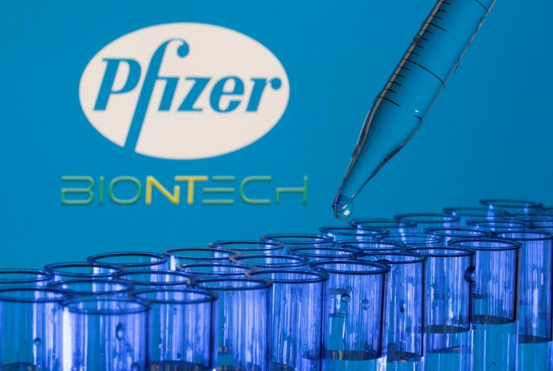 &copy; Reuters. Tubos de ensayo delante de los logotipos de Pfizer y Biontech