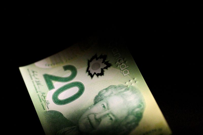 &copy; Reuters. A Canada Dollar note is seen in this June 22, 2017 illustration photo.   REUTERS/Thomas White/Illustration