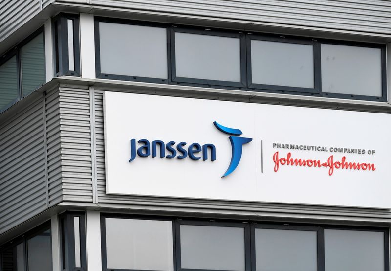 &copy; Reuters. FOTO DE ARCHIVO: Exterior de la subsidiaria de Johnson and Johnson, Janssen Vaccines en Leiden