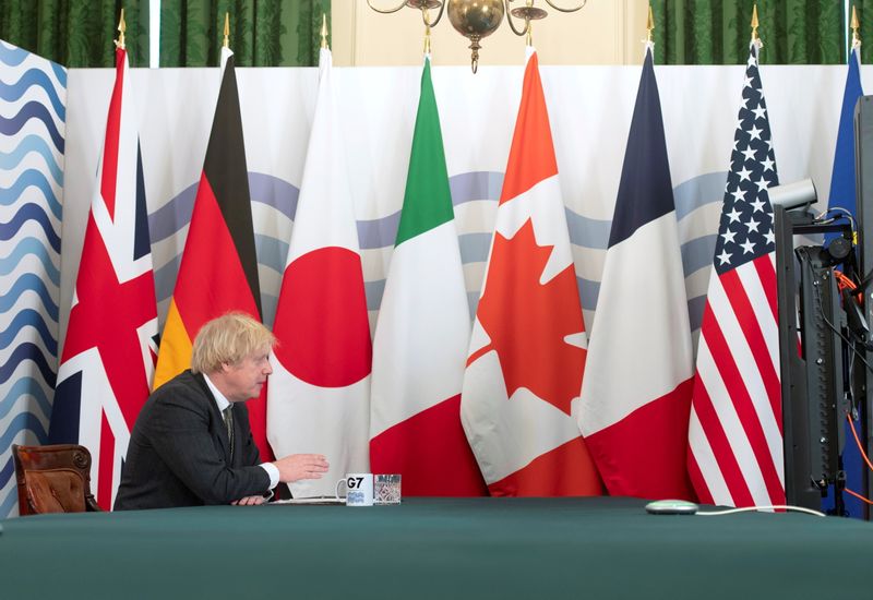 © Reuters. Bandeiras dos países do G7 no gabinete do primeiro-ministro britânico durante cúpula online de fevereiro
19/02/2021
Geoff Pugh/Pool via REUTERS