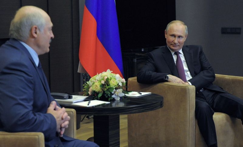 &copy; Reuters. الرئيس الروسي فلاديمير بوتين (إلى اليمين) خلال اجتماع مع رئيس روسيا البيضاء ألكسندر لوكاشينكو في سوتشي بروسيا يوم الجمعة. صورة من سبوتنيك.