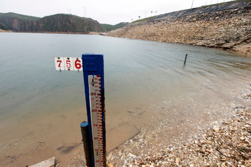 &copy; Reuters. Instrumento para medição do nível d'água na barragem da usina hidrelétrica de Furnas, em São José da Barra (MG) 
14/01/2013
REUTERS/Paulo Whitaker