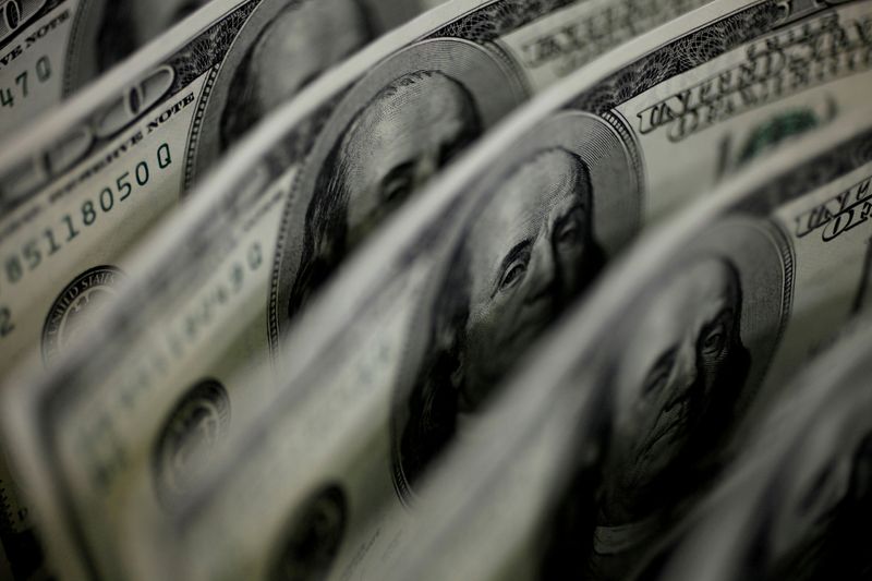 &copy; Reuters. Una ilustración fotográfica muestra billetes de 100 dólares estadounidenses en Tokio